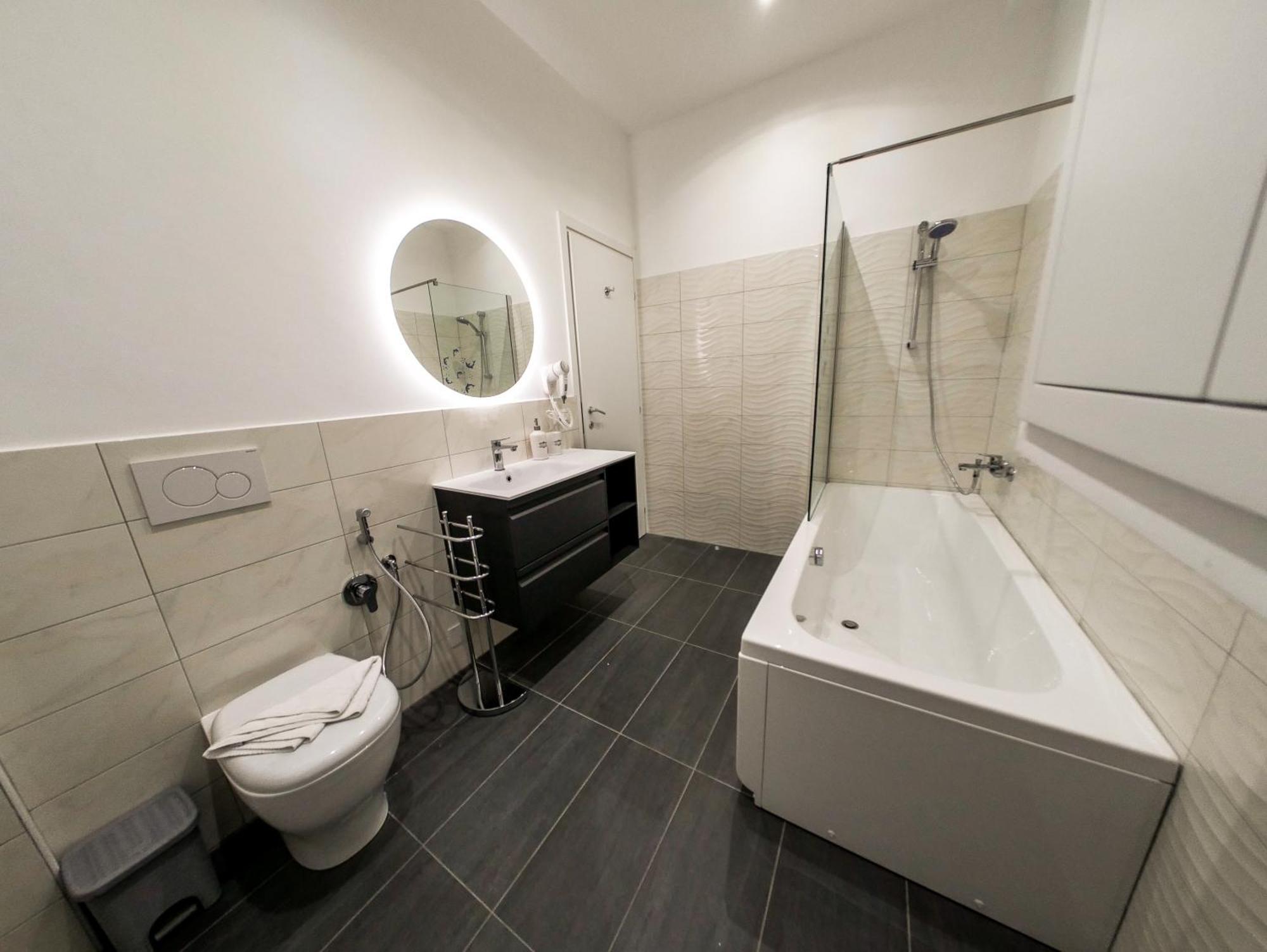Chic Modern 2-Bedroom Near Metro Rome Bagian luar foto